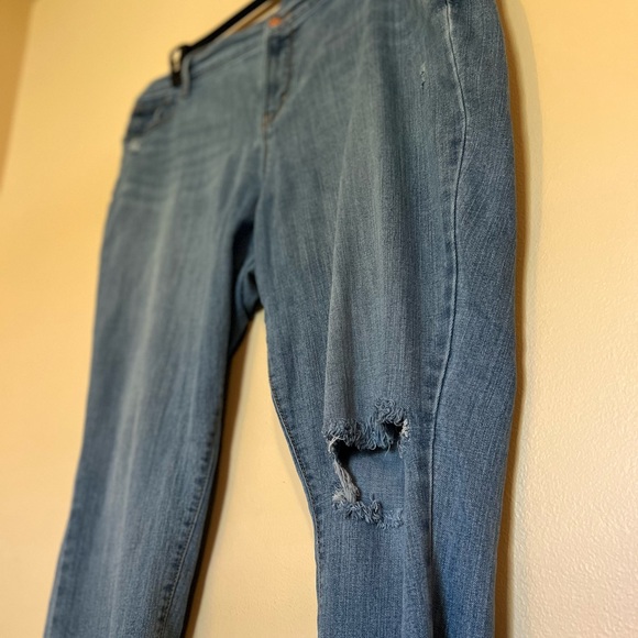 Old Navy Distressed “Curvy Profile” Jeans Size 18 - Picture 3 of 10